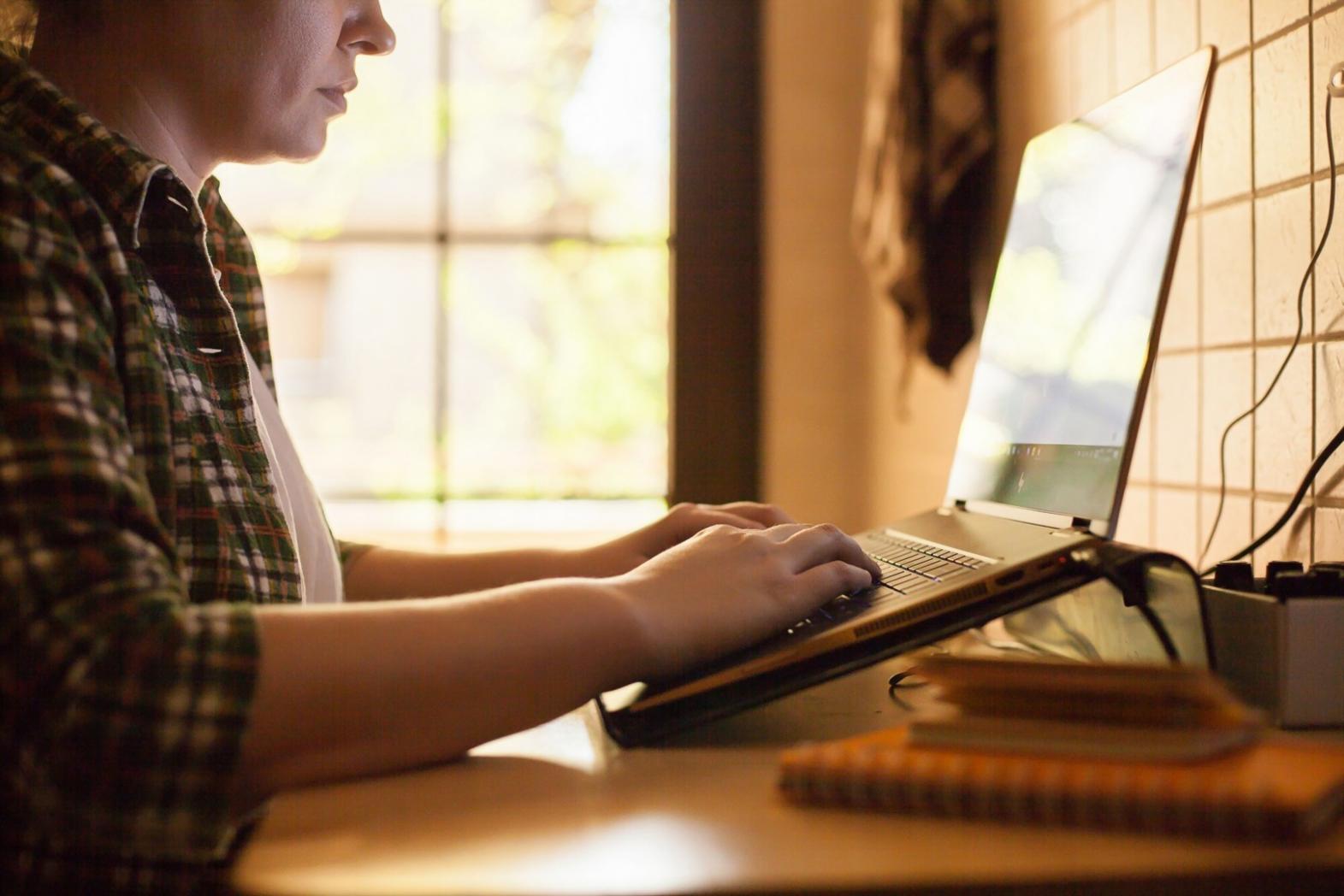 Session de formation pratique avec participants analysant des documents financiers